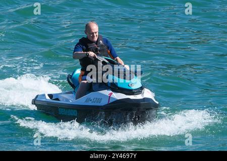 Brighton, Royaume-Uni. 14 septembre 2024. Ed Davey, chef des libéraux démocrates photographié lors de la conférence d'automne des libéraux démocrates . Le leader libéral démocrate Ed Davey arrive sur Jet ski à Brighton Marina ce matin alors que le parti tient sa première conférence d'automne après les élections générales. . Photo de Julie Edwards./Alamy Live News Banque D'Images