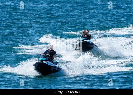 Brighton, Royaume-Uni. 14 septembre 2024. Ed Davey, chef des libéraux démocrates photographié lors de la conférence d'automne des libéraux démocrates . Le leader libéral démocrate Ed Davey arrive sur Jet ski à Brighton Marina ce matin alors que le parti tient sa première conférence d'automne après les élections générales. . Photo de Julie Edwards./Alamy Live News Banque D'Images