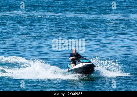 Brighton, Royaume-Uni. 14 septembre 2024. Ed Davey, chef des libéraux démocrates photographié lors de la conférence d'automne des libéraux démocrates . Le leader libéral démocrate Ed Davey arrive sur Jet ski à Brighton Marina ce matin alors que le parti tient sa première conférence d'automne après les élections générales. . Photo de Julie Edwards./Alamy Live News Banque D'Images