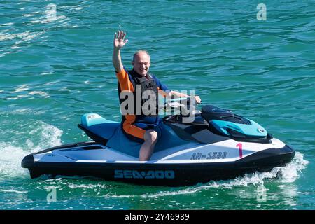 Brighton, Royaume-Uni. 14 septembre 2024. Ed Davey, chef des libéraux démocrates photographié lors de la conférence d'automne des libéraux démocrates . Le leader libéral démocrate Ed Davey arrive sur Jet ski à Brighton Marina ce matin alors que le parti tient sa première conférence d'automne après les élections générales. . Photo de Julie Edwards./Alamy Live News Banque D'Images