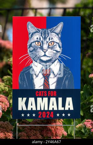 2024 signe de cour de l'élection présidentielle américaine pour le vice-président Kamala Harris indiquant Cats pour Kamala. Le slogan est en ce qui concerne les remarques désobligeantes MAD Banque D'Images