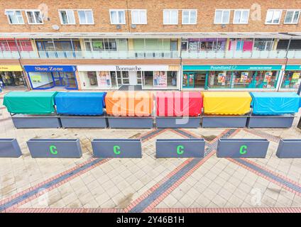 Corporation Street, avec des étals de marché fermés, un centre commercial piétonnier à Corby, Angleterre. Banque D'Images