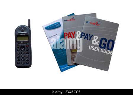 Old BT Cellnet Pay & Go Philips Savvy téléphone portable, téléphone portable, avec guide de l'utilisateur livrets livres isolés sur fond blanc Banque D'Images