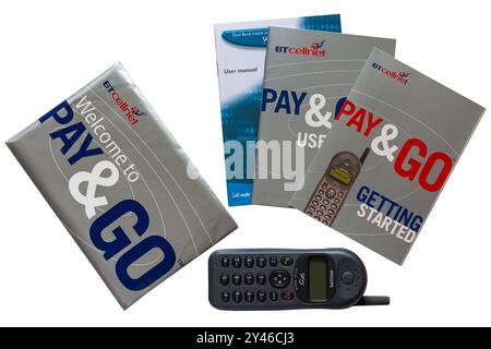 Old BT Cellnet Pay & Go Philips Savvy téléphone portable téléphone avec démarrage et Bienvenue à Pay & Go livrets livres isolés sur fond blanc Banque D'Images
