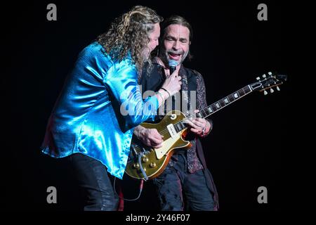 Maná : Fher Olvera (chant), Sergio Vallin (guitare) Banque D'Images
