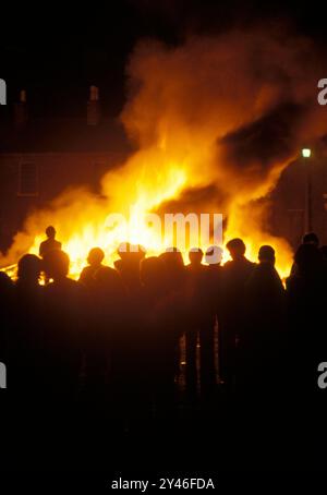 Défilé protestant de la Journée orange Bonfire, festival annuel de Belfast le 12 juillet pour célébrer la bataille de la Boyne qui a eu lieu en 1690. Irlande du Nord années 1985 1980 Royaume-Uni HOMER SYKES Banque D'Images