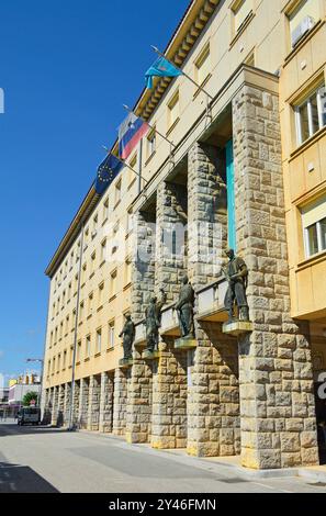 Nova Gorica, Slovénie - 7 septembre 2024. Mairie de Nova Gorica (Mestna Obcina). Bâtiment civique moderniste datant de 1948 avec des statues de réalisme socialiste Banque D'Images