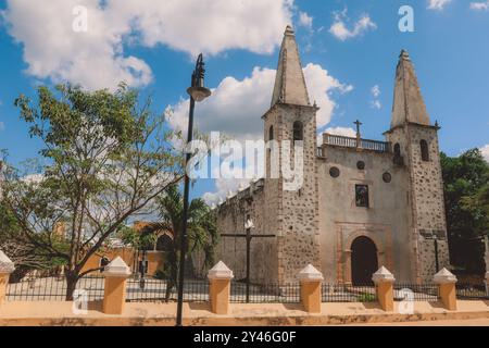 Belle vue sur la cathédrale dans le centre-ville de Valladolid, Mexique Banque D'Images