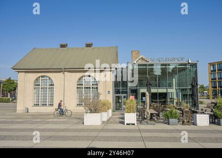 Forumplatz, Adlershof, Treptow-Köpenick, Berlin, Deutschland *** Forumplatz, Adlershof, Treptow Köpenick, Berlin, Allemagne Banque D'Images