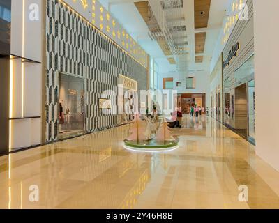 Intérieur grand angle du centre commercial Multi Plaza, destination shopping dans la ville de Panama, Panama, Amérique centrale - photo stock Banque D'Images