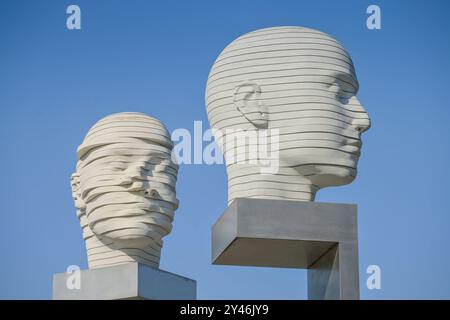 Kunstwerk, Kopfbewegung - Heads, Shifting, Forumplatz, Adlershof, Treptow-Köpenick, Berlin, Deutschland *** illustration, têtes de mouvement de la tête, déplacement, Forumplatz, Adlershof, Treptow Köpenick, Berlin, Allemagne Banque D'Images