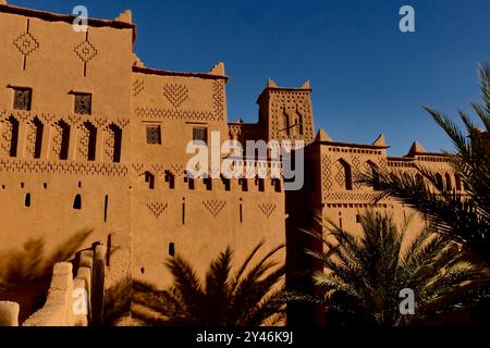 Les vestiges des anciennes Kasbahs dans la lumière du coucher du soleil, dans l'oasis de Skoura. Maroc, Afrique du Nord Banque D'Images