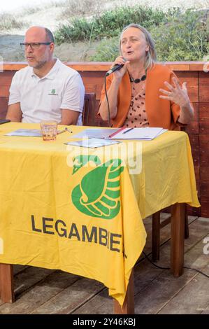 Rome, Italie. 14 septembre 2024. De gauche à droite, GIORGIO ZAMPETTI, Directeur général de Legambiente, SABRINA ALFONSI (parlant), Conseillère pour l'agriculture, l'environnement et le cycle des déchets de la municipalité de Rome, à l'occasion de la signature de l'adhésion de la municipalité de Rome au projet LIFE Turtlenest de Legambiente cofinancé par la Communauté européenne pour la protection des tortues Caretta Caretta sur la plage de Capocotta à Rome. Sur la plage de Capocotta à Rome, la municipalité de Rome a formalisé son adhésion au projet Turtlenest coordonné par Legambiente. Le Banque D'Images