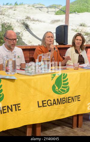 Rome, Italie. 14 septembre 2024. De gauche à droite, GIORGIO ZAMPETTI, Directeur général de Legambiente, SABRINA ALFONSI (parlant), Conseillère pour l’agriculture, l’environnement et le cycle des déchets de la municipalité de Rome, VALENTINA PRODON, Vice-Présidente et Conseillère pour la transition écologique, l’environnement et le Sport municipalité Roma capitale, a l'occasion de la signature de l'adhésion de la municipalité de Rome au projet LIFE Turtlenest de Legambiente cofinancé par la Communauté européenne pour la protection des tortues Caretta Caretta sur la plage de Capocotta à Rome. Sur le Capocott Banque D'Images