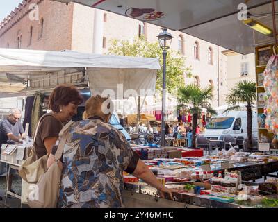 Cremona, Italie 31 août 2024 deux femmes âgées choisissent de la nourriture dans l'étal d'un vendeur local sur un marché de fermiers dans une ville italienne Banque D'Images