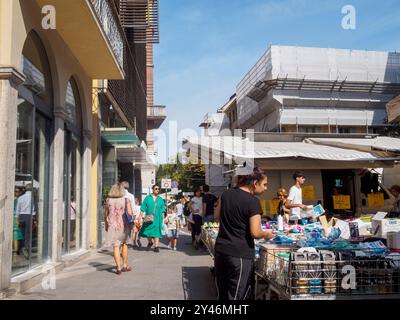 Cremona, Italie 31 août 2024 personnes marchant et faisant du shopping dans un marché en plein air par une journée ensoleillée d'été en italie Banque D'Images