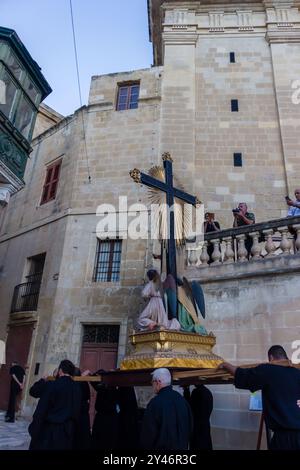 Cospicua, Malte - 13 septembre 2024. La statue de la Sainte Croix lors de la procession de la fête de la Sainte Croix Banque D'Images