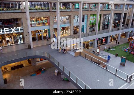 Vue élevée sur les passerelles les gens se promenant dans le centre commercial Westgate magasins à l'intérieur d'Oxford City Centre Oxford Angleterre 2024 KATHY DEWITT Banque D'Images