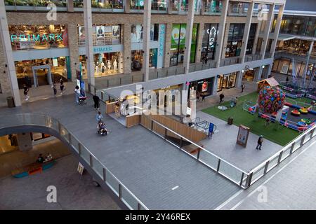 Vue élevée des gens sur les allées se promenant dans les magasins du centre commercial Westgate à l'intérieur d'Oxford City Centre Oxford Angleterre Royaume-Uni Banque D'Images