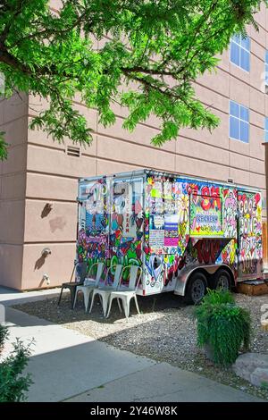 Camion de crème glacée coloré garé dans l'allée du centre-ville de Moab Utah — avril 2024 Banque D'Images