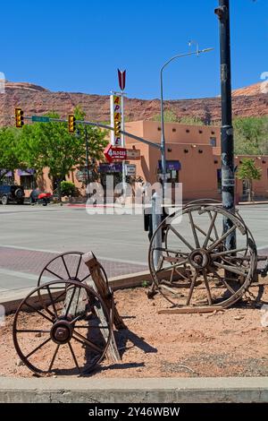 Panneau routier pour le célèbre Apache Motel sur main Street dans le centre-ville de Moab Utah - avril 2024 Banque D'Images