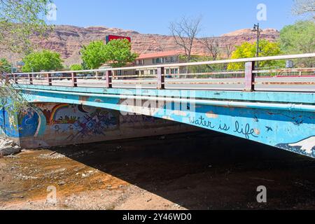 Œuvre d'art décorant le pont de Mill Creek dans le centre-ville de Moab, Utah — avril 2024 Banque D'Images