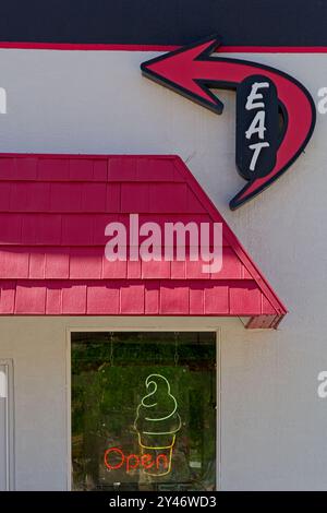 Mur du magasin de crème glacée avec le mot «manger» sur le panneau de flèche dans le centre-ville de Moab Utah — avril 2024 Banque D'Images