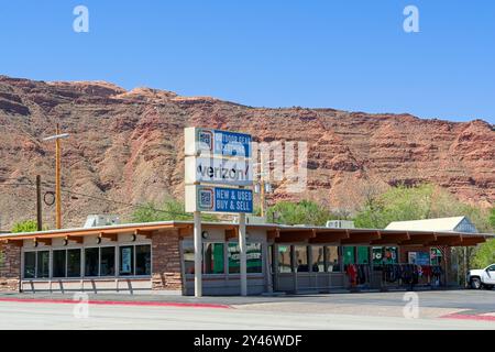 Magasin de pourvoirie de Moab sous les falaises de bord de Moab dans le centre-ville de Moab, Utah — avril 2024 Banque D'Images