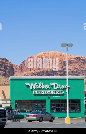 Magasin général sous les falaises de bord de Moab dans le centre-ville de Moab, Utah — avril 2024 Banque D'Images