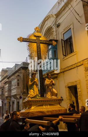 Cospicua, Malte - 13 septembre 2024. La statue de la Sainte Croix lors de la procession de la fête de la Sainte Croix Banque D'Images