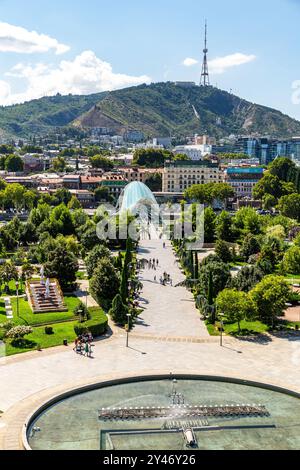 Tbilissi, Géorgie - 12 août 2024 : Rike Park est un parc urbain moderne dans la vieille ville de Tbilissi, qui accueille certaines des structures modernes récemment ajoutées Banque D'Images