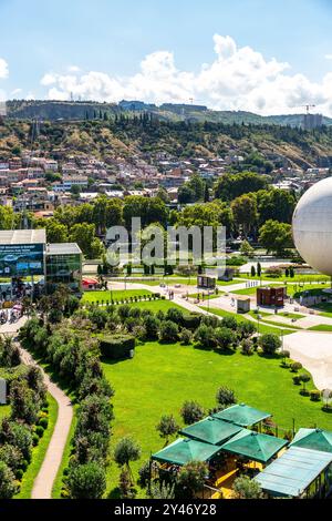 Tbilissi, Géorgie - 12 août 2024 : Rike Park est un parc urbain moderne dans la vieille ville de Tbilissi, qui accueille certaines des structures modernes récemment ajoutées Banque D'Images