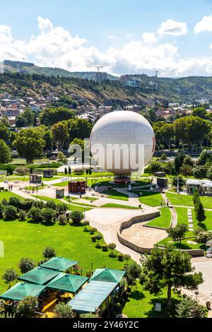 Tbilissi, Géorgie - 12 août 2024 : Rike Park est un parc urbain moderne dans la vieille ville de Tbilissi, qui accueille certaines des structures modernes récemment ajoutées Banque D'Images