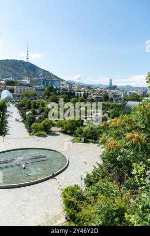 Tbilissi, Géorgie - 12 août 2024 : Rike Park est un parc urbain moderne dans la vieille ville de Tbilissi, qui accueille certaines des structures modernes récemment ajoutées Banque D'Images