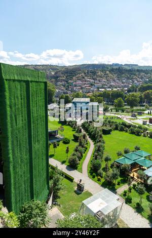 Tbilissi, Géorgie - 12 août 2024 : Rike Park est un parc urbain moderne dans la vieille ville de Tbilissi, qui accueille certaines des structures modernes récemment ajoutées Banque D'Images