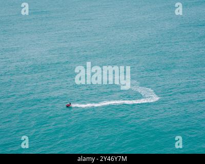 Seascape. Un scooter aquatique flottant sur fond de l'immensité de la mer. Baie de Tor – une baie en Angleterre, sur la Manche, la Manche Chan Banque D'Images