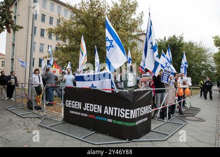 Berlin, Allemagne. 16 septembre 2024. Des manifestants pro-palestiniens et pro-israéliens se sont affrontés à l'Université technique de Berlin le lundi 16 septembre 2024, à la suite d'une conférence de l'ancien politicien du Parti Vert Volker Beck. L'événement, qui portait sur les fêtes juives et la loi allemande sur les fêtes, a suscité de vives réactions, conduisant à des affrontements entre les deux parties, la police intervenant pour maintenir l'ordre. Crédit : ZUMA Press, Inc/Alamy Live News Banque D'Images