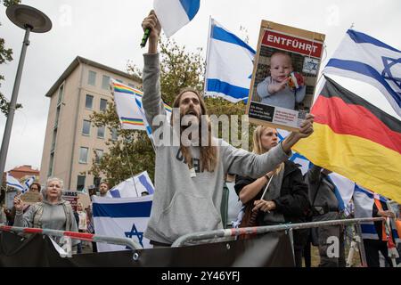 Berlin, Allemagne. 16 septembre 2024. Des manifestants pro-palestiniens et pro-israéliens se sont affrontés à l'Université technique de Berlin le lundi 16 septembre 2024, à la suite d'une conférence de l'ancien politicien du Parti Vert Volker Beck. L'événement, qui portait sur les fêtes juives et la loi allemande sur les fêtes, a suscité de vives réactions, conduisant à des affrontements entre les deux parties, la police intervenant pour maintenir l'ordre. Crédit : ZUMA Press, Inc/Alamy Live News Banque D'Images