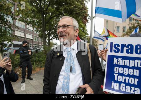 Berlin, Allemagne. 16 septembre 2024. Des manifestants pro-palestiniens et pro-israéliens se sont affrontés à l'Université technique de Berlin le lundi 16 septembre 2024, à la suite d'une conférence de l'ancien politicien du Parti Vert Volker Beck. L'événement, qui portait sur les fêtes juives et la loi allemande sur les fêtes, a suscité de vives réactions, conduisant à des affrontements entre les deux parties, la police intervenant pour maintenir l'ordre. Crédit : ZUMA Press, Inc/Alamy Live News Banque D'Images