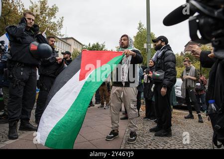 Berlin, Allemagne. 16 septembre 2024. Des manifestants pro-palestiniens et pro-israéliens se sont affrontés à l'Université technique de Berlin le lundi 16 septembre 2024, à la suite d'une conférence de l'ancien politicien du Parti Vert Volker Beck. L'événement, qui portait sur les fêtes juives et la loi allemande sur les fêtes, a suscité de vives réactions, conduisant à des affrontements entre les deux parties, la police intervenant pour maintenir l'ordre. Crédit : ZUMA Press, Inc/Alamy Live News Banque D'Images