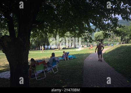 Monasterolo al Castello, Italie - août 2024 - les gens dans un parc au bord du lac par une journée ensoleillée Banque D'Images