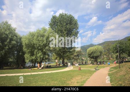 Monasterolo al Castello, Italie - août 2024 - les gens dans un parc au bord du lac par une journée ensoleillée Banque D'Images