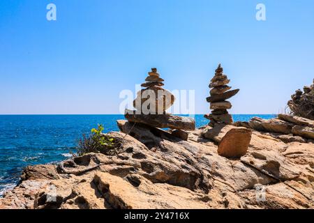 L'homme a fait Stack (Cairn) sur le bord de mer de Thaïlande Banque D'Images