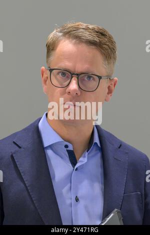 GER, Brandenburg, Oranienburg, Unternehmensbesuch in Oranienburg BEI ORAFOL Europe, Firmenrundgang mit Carsten Linnemann Generalsekretaer der CDU, sowie Dr Jan Redmann MDL und Nicole Walter-Mundt, MDL, im Bild : Carsten Linnemann Generalsekretaer der CDU, 16.09.2024, *** GER, Brandenburg, Oranienburg, Oranienburg, visite d'entreprise à Oranienburg à ORAFOL Europe, visite d'entreprise avec Carsten Linnemann Secrétaire général de la CDU, ainsi que Dr Jan Redmann MDL et Nicole Walter Mundt, MDL, en photo Carsten Linnemann Secrétaire général de la CDU, 16 09 2024, Copyright : HMBxMedia/UwexKoch Banque D'Images