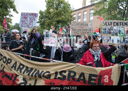 Berlin, Allemagne. 16 septembre 2024. Des manifestants pro-palestiniens et pro-israéliens se sont affrontés à l'Université technique de Berlin le lundi 16 septembre 2024, à la suite d'une conférence de l'ancien politicien du Parti Vert Volker Beck. L'événement, qui portait sur les fêtes juives et la loi allemande sur les fêtes, a suscité de vives réactions, conduisant à des affrontements entre les deux parties, la police intervenant pour maintenir l'ordre. Crédit : ZUMA Press, Inc/Alamy Live News Banque D'Images