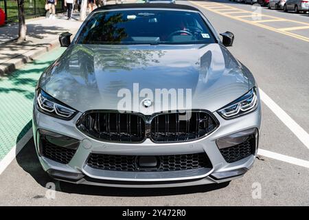 New York City, États-Unis - 19 mai 2024 : 2022 BMW M8 décapotable. Voiture décapotable BMW M8 de luxe grise garée à l'extérieur. BMW M8 cabriolet, vue de dessus Banque D'Images
