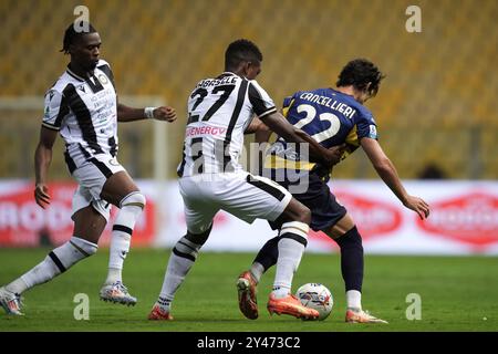 Parme, Italie. 16 septembre 2024. Matteo Cancellieri de Parme combat pour le ballon avec Christian Kabasele d'Udinese lors du match Serie A Enilive 2024/2025 entre Parme et Udinese - Serie A Enilive au stade Ennio Tardini - Sport, Football - Parme, Italie - lundi 16 septembre 2024 (photo Massimo Paolone/LaPresse) crédit : LaPresse/Alamy Live News Banque D'Images