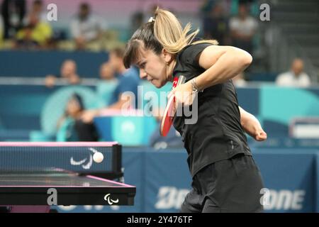 Merve DEMIR de Turquie (Türkiye) dans le para Tennis de table - Singles femmes - WS10 aux Jeux paralympiques de 2024 à Paris, France Banque D'Images