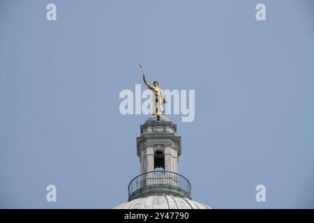 Statue dorée « L'homme indépendant » au sommet du Capitole de l'État dans le centre-ville de Providence, Rhode Island. Banque D'Images