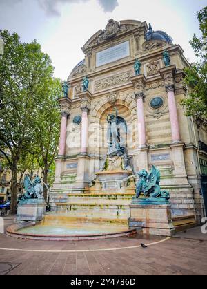 Fontaine Saint-Michel à Paris, France. Fontaine monumentale située place Saint-Michel dans le 6ème arrondissement de Paris Banque D'Images